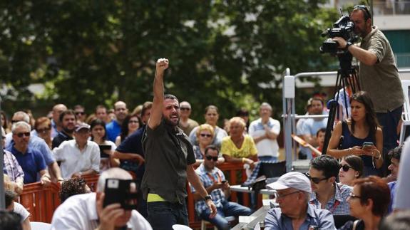 Instante en el que el miembro de la CUP interrumpe el acto electoral de Ciudadanos. 