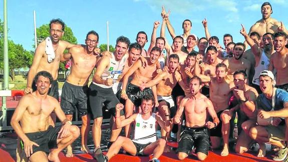 Los componentes del Caja Rural Atlético Salamanca celebran el ascenso a División de Honor en Alcorcón.