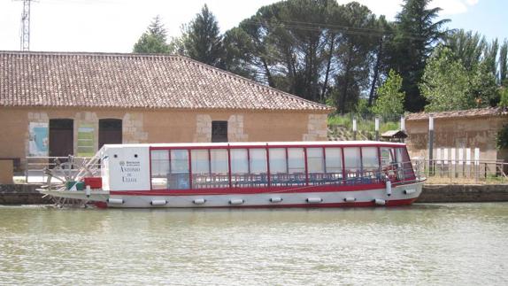 Barco Antonio de Ulloa, en el Canal de Castilla.