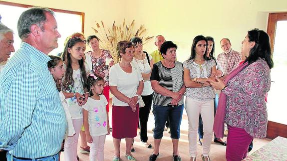 Cristina Brunet, a la derecha, explica a los invitados algunas de las dependencias. 
