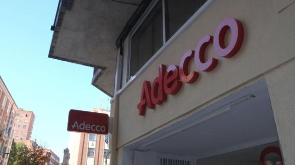 Fachada de una oficina de Adecco, en la calle Santuario de Valladolid.