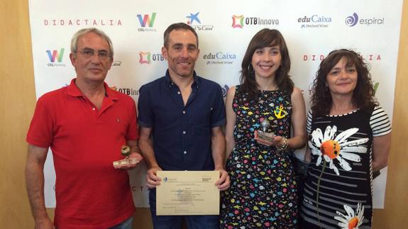 El director del San Gil, Roberto Rey, y la jefa de Estudios, Noa Ladrón (ambos en el centro) posan con otros galardonados.