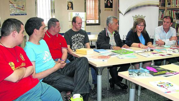 Antonio Tapias, Sonia Martíny José Ignacio Matesanz, con usuarios de los centros de Apadefim. 