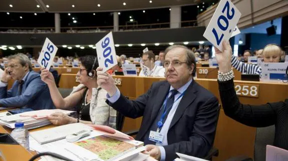 El presidente de la Junta de Castilla y León, Juan Vicente Herrera, durante una de las votaciones en el pleno del Comité de las Regiones celebrado hoy en el Parlamento Europeo, Bruselas. 