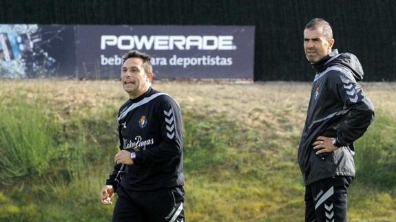 Julio Hernando, con Gaizka Garitano en los Anexos,. La proxima temporada volverán a estar juntos pero en La Coruña. R. OTAZO