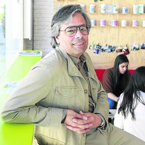 El abogado Julio de la Torre durante la entrevista llevada a cabo en el bar Coffe Corner.