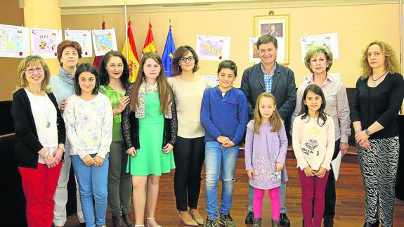 Los ganadores del concurso posan con el presidente de la Diputación, la diputada de Cultura y las responsables del bibliobús. 