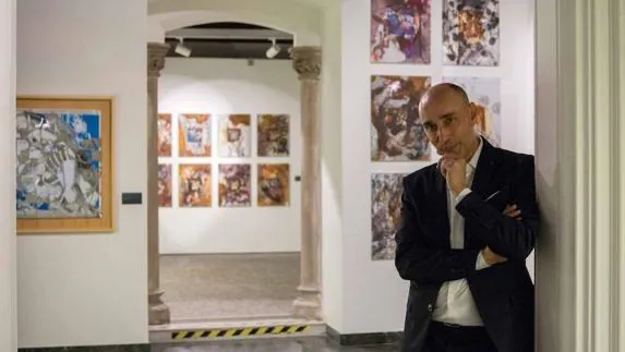 El artista salmantino Florencio Maíllo posa en una de las salas del Museo Nacional de Artes Decorativas de Madrid. 