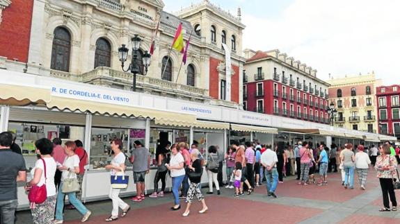 El público se acerca a las casetas de la Feria del Libro en una de sus jornadas. 