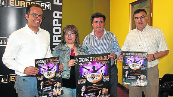 Desde la izquierda, el director de Onda Cero Segovia, Manuel Pacheco, la concejala de Cultura, Sonia Martín, el alcalde de Cuéllar, José García, y el concejal Luis Senovilla, durante la presentación. 