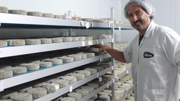 Javier Manchado, con su singular queso azul en la quesería en el nordeste segoviano. El Norte