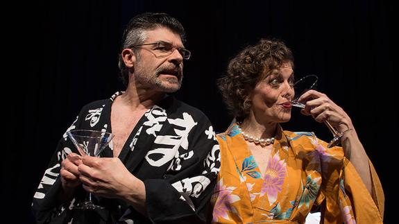 Nacho Guerreros y Nuria González, en una escena de ‘Milagro en casa de los López’. 