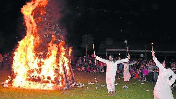 Los velillenses, junto a la hoguera, contemplan el fuego y las danzas rituales.