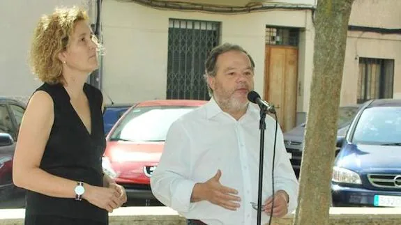 Lirio Martín y Félix Montes, en la plaza de El Salvador.