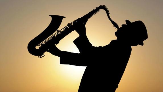Un hombre tocando el saxofón
