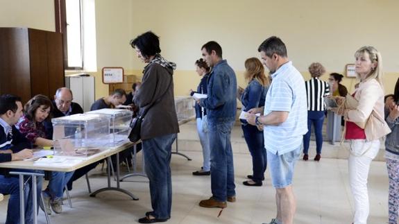 Colas en la capital burgalesa para ejercer el derecho al voto. 