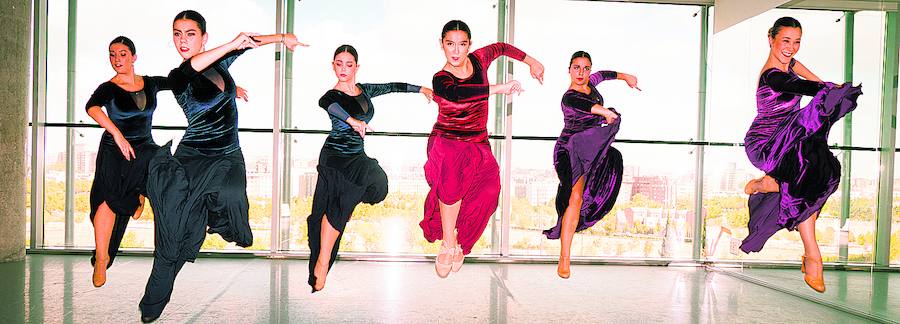 Alumnas de 5º de Danza Española interpretan una coreografía en la sede del Miguel Delibes. 