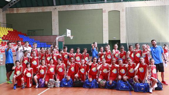 Algunos de los jóvenes del campus Marta Fernández posan con técnicos y la propia exjugadora en el pabellón. 