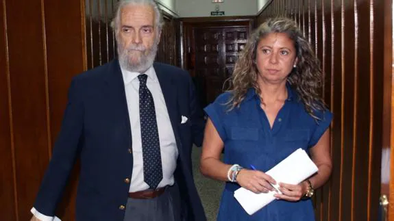 El fiscal jefe, Antonio Silva Jaraquemada, y la fiscal Pilar Orleta, en los pasillos de la Audiencia.Antonio de Torre