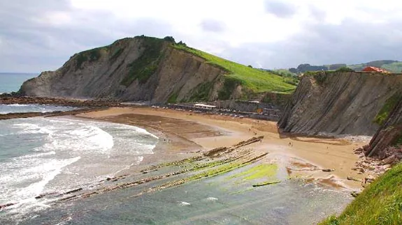 La playa de Itzurun en Zumaia podría convertirse en escenario para 'Juego de tronos'