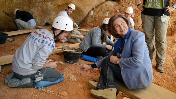 Doña Sofía, junto a un grupo de jóvenes investigadores en la excavación.