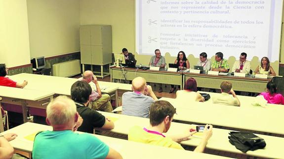 Un momento de la mesa redonda sobre los organismos electorales latinoamericanos celebrada en elAulario de Anayita.