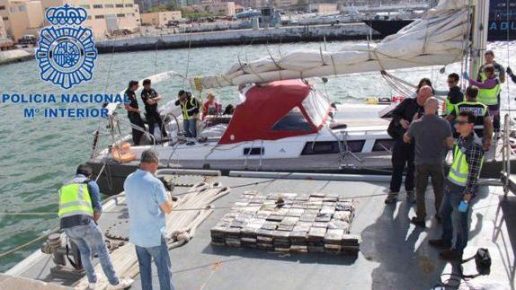 El velero interceptado el 5 de octubre de 2011 en Zumaia con 596 kilos de cocaína. 