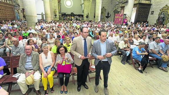 Cientos de personas abarrotaron la iglesia de Santa María Magdalena. De pie el diputado Víctor Alonso y el alcalde, Conrado Íscar.