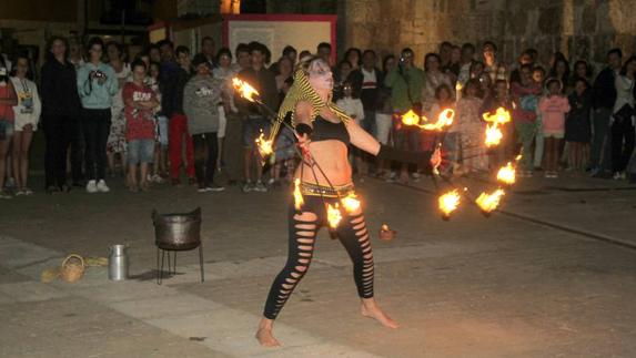 Vecinos y visitantes disfrutaron de un espectáculo de fuego y danza en el mercado.