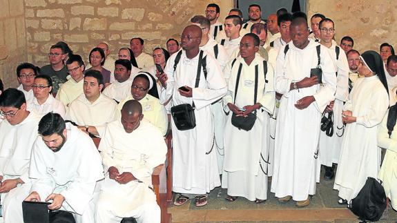 Frailes y hermanas dominicos que llegaron ayer a Segovia en peregrinación. 