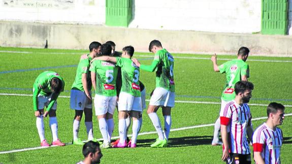 Los jugadores del CD Guijuelo celebran un gol esta temporada. 