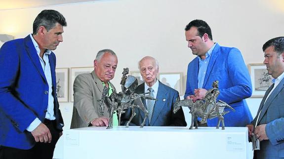 Julián Barrera, Gonzalo Santonja, Venancio Blanco, David Mingo y Francisco Miguel García observan una de las obras.