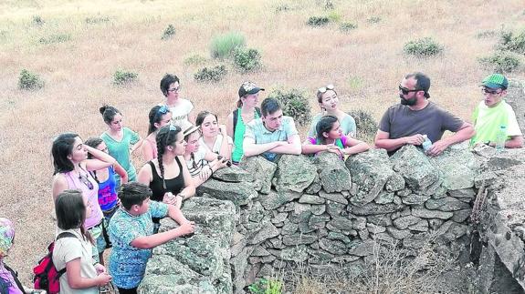 Varios momentos del campo de trabajo que se está desarrollando actualmente en Monleras con participantes de diferentes países.