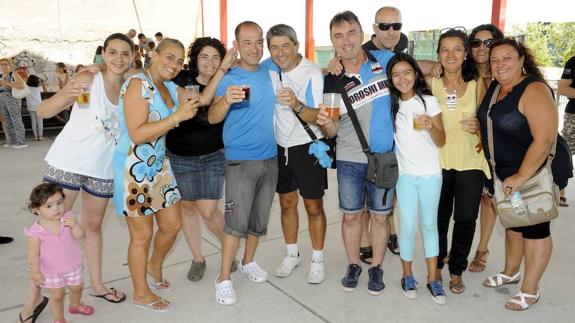 Vecinos del barrio Las Villas, en el vermú celebrado después de 'la mojada'.