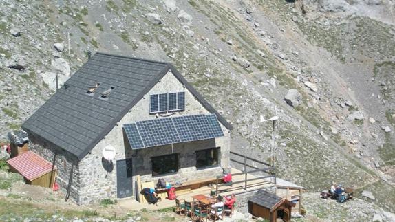 La instalación de una caldera de biomasa convierte al Collado Jermoso en el primer refugio alpino de León