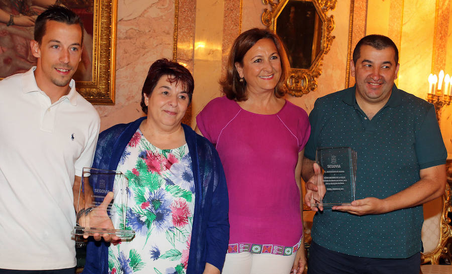 La alcaldesa de Segovia, Clara Luquero, y la concejala de Deportes, Marián Rueda, junto a César Arcones y Lín.Antonio de Torre