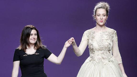 La diseñadora Vallisoletana, Esther Noriega, de la mano de una de las modelos, saluda al termino del desfile de la Mercedes- Fashion Week Madrid