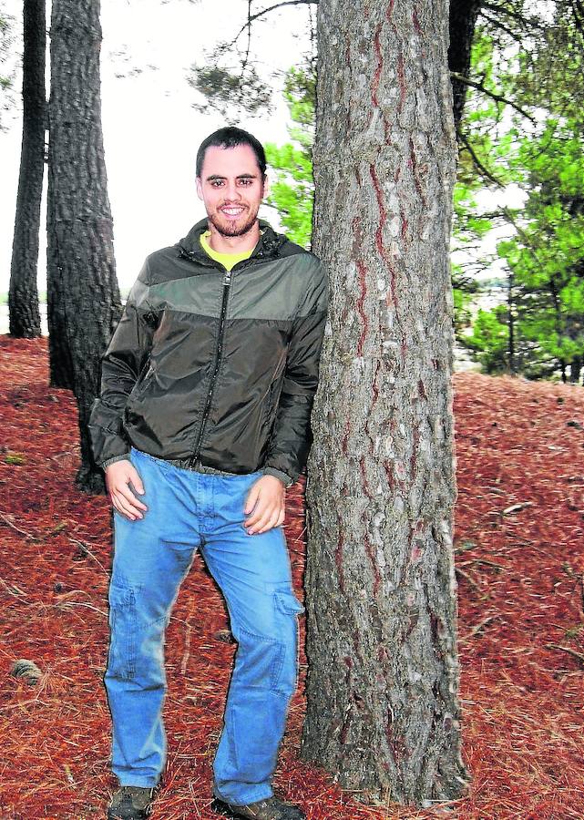 Daniel de Lucas posa apoyado en un pino.