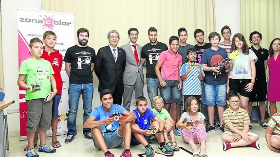 Alumnos participantes en el campamento de robótica organizado el pasado verano por Cursos Internacionales.