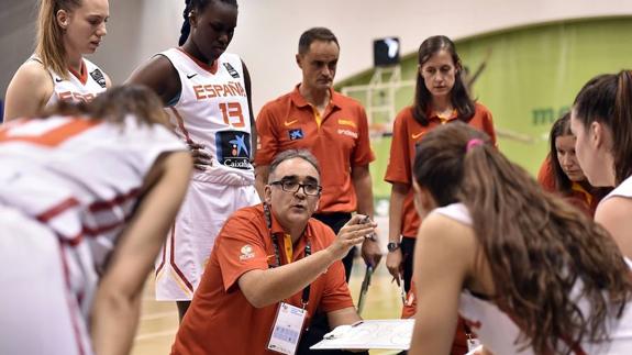 José Ignacio Hernández da instrucciones a sus jugadoras en un tiempo muerto. 