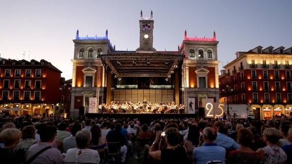 La OSCyL, durante su concierto en la Plaza Mayor de Valladolid. 
