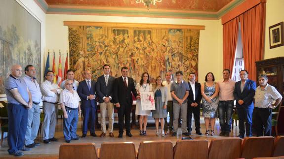 La presidenta de la Fundación Villalar-Castilla y León, Silvia Clemente, junto a los alcaldes de los municipios que conforman las rutas en el Ayuntamiento de Toro. 