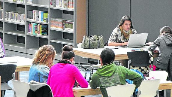 Alumnos trabajan en la biblioteca del campus. 