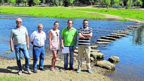 Los representantes del Grupo municipal Popular ayer en la zona del río Águeda de Ciudad Rodrigo. 