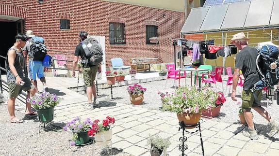 Peregrinos canadienses llegan ayer al albergue municipal de Frómista tras andar una etapa del Camino de Santiago a su paso por la provincia.