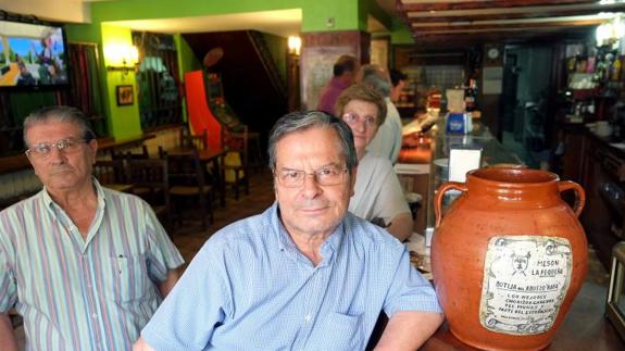 Rafa Nieto San Jose, Julio Nieto San Jose y su mujer, Sol Fermoso, en el bar 'La Pequeña'