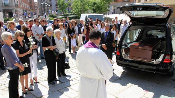 El sacerdote pronuncia unas palabras frente al féretro con los restos mortales de Carlos Gila. Antonio Tanarro