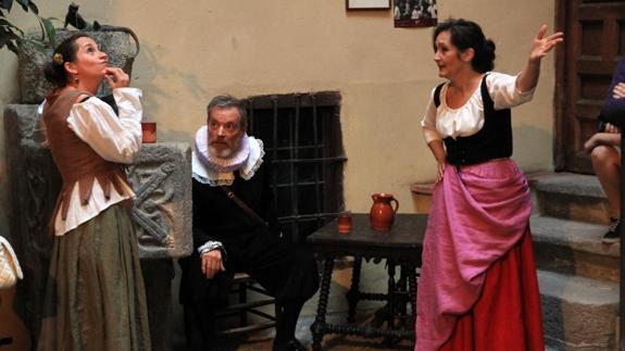 Los tres actores, en una de las escenas de la ruta. Antonio Tanarro