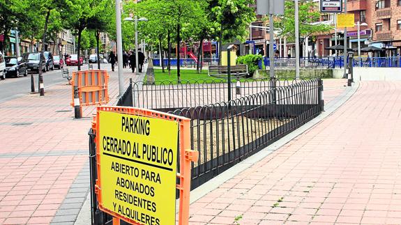 Cartel colocado por la concesionaria a la entrada del aparcamiento subterráneo de José Zorrilla antes del cierre. 