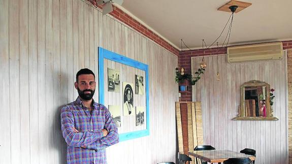 Un gastrobar con piscina, jardines y animales exóticos